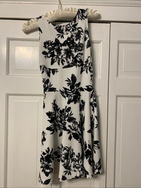 Black & White Floral Fit-and-Flare girls Dress size S. Fits like an 8~10